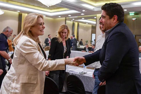 La gobernadora Maru Campos se reunió con líderes de la industria maquiladora en Ciudad Juárez para impulsar proyectos económicos y generación de empleos en Chihuahua.