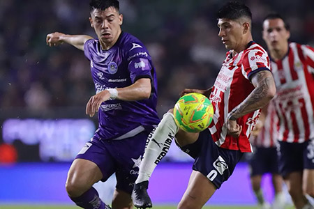 Teun Wilke adelantó a Chivas, pero polémico penal en el 86' permitió a Mazatlán rescatar punto en dramático final.