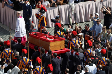 Miles de personas llegaron al Vaticano para despedir al Papa Francisco. Su féretro fue colocado en la Basílica de San Pedro con guardia de honor.
