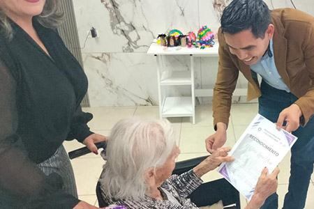 El municipio de NCG rindió homenaje a las residentes del asilo Amigo Omar en el evento "Relatos de Mujeres Valientes", donde familiares compartieron sus historias de vida.