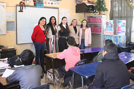 La presidenta Edith Escárcega entregó mobiliario escolar a tres planteles más en NCG, sumando 20 escuelas beneficiadas. Incluye pupitres, sillas y material didáctico.