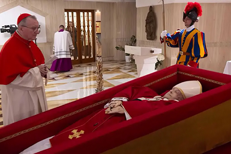 El Vaticano difundió las primeras imágenes del Papa Francisco en su féretro, vestido con casulla púrpura y mitra blanca. Cardenales inician preparativos para su funeral.