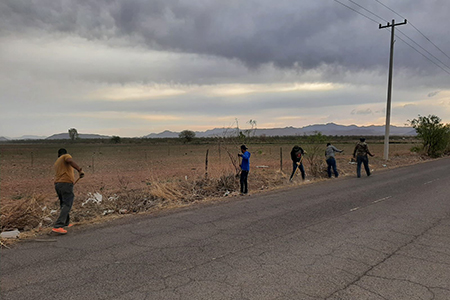 El Departamento de Servicios Públicos realizó limpieza en el acceso a Laguna Fierro para las festividades de Semana Santa en Chihuahua.