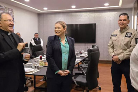 La gobernadora Maru Campos recibió al nuncio apostólico Joseph Spiteri en su visita pastoral a Chihuahua, con enfoque en la Sierra Tarahumara.