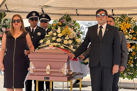 La SSPE rindió homenaje a la agente Elida Ramírez, fallecida en servicio activo durante un operativo en Ciudad Juárez, con ceremonia militar y entrega de reconocimientos post mortem a su familia.