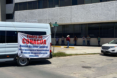 Cerca de cien agricultores de Nuevo Casas Grandes protestaron frente a Conagua por la suspensión del apoyo eléctrico de CFE, bloqueando la avenida Universidad en demanda de solución inmediata.