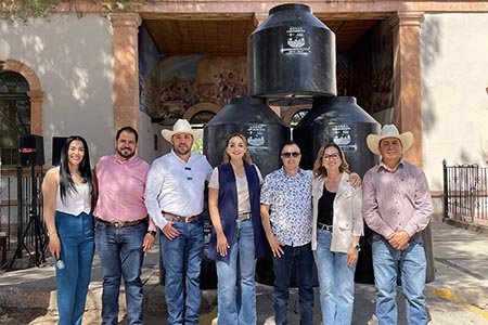 Roberto Lucero Galaz entrega 100 tinacos más a familias de Casas Grandes ante crisis de agua. El programa ya benefició a colonias Esperanza e Industrial y continuará con una tercera etapa.
