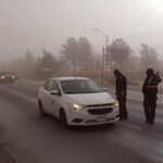 Protección Civil de Chihuahua alerta por ráfagas de viento de hasta 65 km/h este domingo en gran parte del estado. Recomiendan asegurar techos, evitar actividades al aire libre y conducir con precaución ante posibles tolvaneras y caída de objetos.