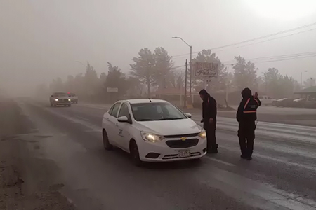 Protección Civil de Chihuahua alerta por ráfagas de viento de hasta 65 km/h este domingo en gran parte del estado. Recomiendan asegurar techos, evitar actividades al aire libre y conducir con precaución ante posibles tolvaneras y caída de objetos.