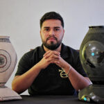 Artesanos de Juan Mata Ortiz participan en el evento “Original 2025” en Los Pinos, CDMX. Representan la tradición alfarera de Casas Grandes con piezas únicas, junto a 250 artistas de todo el país.