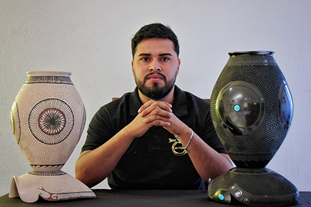 Artesanos de Juan Mata Ortiz participan en el evento “Original 2025” en Los Pinos, CDMX. Representan la tradición alfarera de Casas Grandes con piezas únicas, junto a 250 artistas de todo el país.
