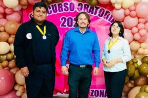 Bajo la guía del maestro Jorge Alberto Domínguez, dos alumnos destacaron en el certamen de oratoria con temas como redes sociales y salud mental.