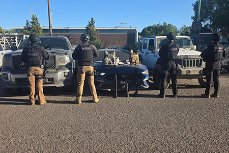 Operativo en Namiquipa culmina con el aseguramiento de tres vehículos robados y armamento de uso exclusivo.