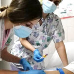 La Secretaría de Salud de Chihuahua confirmó tres hospitalizados y 1,056 casos de sarampión al 10 de mayo. Autoridades piden acudir a vacunarse si no se cuentan con dos dosis.