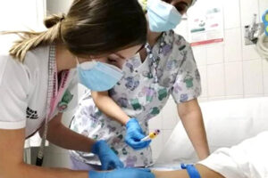 La Secretaría de Salud de Chihuahua confirmó tres hospitalizados y 1,056 casos de sarampión al 10 de mayo. Autoridades piden acudir a vacunarse si no se cuentan con dos dosis.