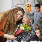 Con motivo del Día de la Madre, el Asilo Amigo Omar de NCG celebró un emotivo convivio para sus residentes. El evento incluyó comida, regalos y serenata, con la presencia de autoridades municipales.
