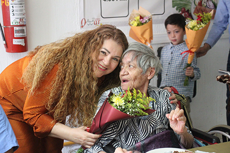 Con motivo del Día de la Madre, el Asilo Amigo Omar de NCG celebró un emotivo convivio para sus residentes. El evento incluyó comida, regalos y serenata, con la presencia de autoridades municipales.