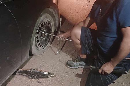 Una familia sufrió una ponchadura por bache en la carretera Entronque–Ascensión. Ciudadanos urgen reparar el tramo ante el riesgo para automovilistas, especialmente en horas nocturnas.