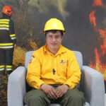 Facundo Chávez, brigadista de Chihuahua, pasa hasta 20 días combatiendo incendios en la Sierra Tarahumara. Su historia revela el sacrificio detrás de proteger nuestros bosques.