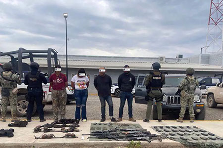 Cuatro personas armadas fueron detenidas en Madera con fusiles, cartuchos, droga y un vehículo. El operativo fue realizado por la SSPE y SEDENA. Un menor fue rescatado y entregado al DIF.