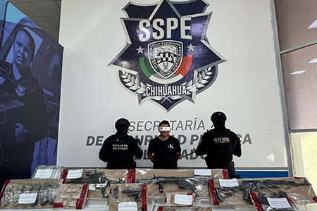 Juan Carlos L., presunto líder criminal, fue detenido por la SSPE tras una persecución en Juárez; se le aseguró un arsenal y un vehículo calcinado. La FGR ya investiga los hechos
