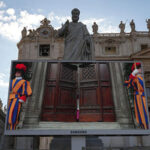 Los 133 cardenales iniciaron el cónclave en la Capilla Sixtina para elegir al sucesor del papa Francisco. Sin favoritos claros, el mundo espera la fumata blanca.