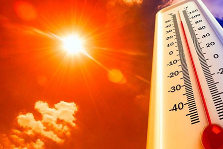 El SMN advierte que una onda de calor afectará al suroeste de Chihuahua este domingo, con temperaturas de hasta 45°C. También se esperan heladas en zonas montañosas y vientos con tolvaneras.