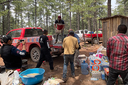 Ante la emergencia forestal en Chihuahua, ciudadanos y organizaciones civiles lanzan campañas para recolectar agua, alimentos y herramientas en apoyo a brigadistas voluntarios. Protección Civil y Bomberos reciben donativos para combatir el fuego en zonas serranas.