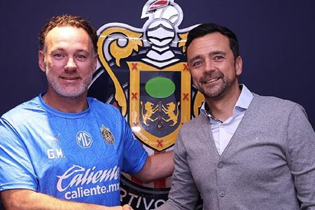 Gabriel Milito, exfutbolista argentino, fue presentado como nuevo entrenador de Chivas. Promete un equipo agresivo con la pelota y una propuesta de juego ofensiva para el torneo Apertura 2025.