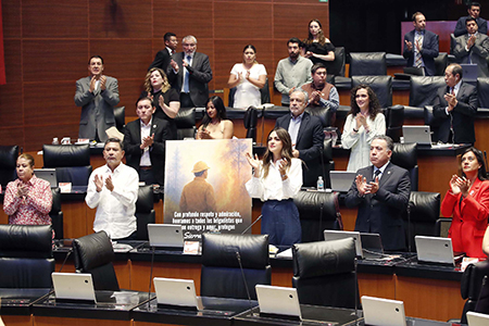 El Congreso rindió homenaje al brigadista Karel Navarro, fallecido combatiendo incendios en Madera, Chihuahua. También se reconoció a un urbanista destacado y a víctimas de violencia en Jalisco.