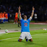 Cruz Azul venció al América 1-0 en la ida de las semifinales de la Liga MX. Ignacio Rivero anotó el único gol del partido. La Máquina, dirigida por Vicente Sánchez, lleva 19 juegos sin perder.
