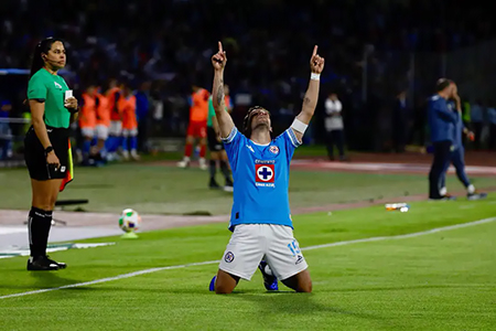 Cruz Azul venció al América 1-0 en la ida de las semifinales de la Liga MX. Ignacio Rivero anotó el único gol del partido. La Máquina, dirigida por Vicente Sánchez, lleva 19 juegos sin perder.