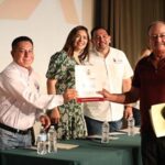 Familias de varias colonias de Juárez obtienen escrituras gracias a un programa municipal y federal. Alcalde Pérez Cuéllar anuncia nuevos convenios para ampliar beneficios.