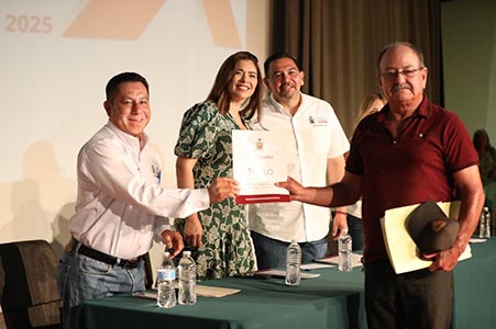 Familias de varias colonias de Juárez obtienen escrituras gracias a un programa municipal y federal. Alcalde Pérez Cuéllar anuncia nuevos convenios para ampliar beneficios.