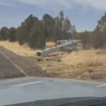 Grupo criminal derriba el arco Centinela 83 en Las Varas, Madera. Aún sin cámaras, el ataque solo dañó la estructura metálica. SSPE, SEDENA, Guardia Nacional y AEI despliegan operativo para dar con los responsables del atentado contra la infraestructura de seguridad estatal.