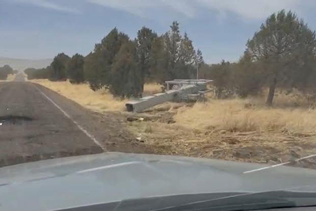 Grupo criminal derriba el arco Centinela 83 en Las Varas, Madera. Aún sin cámaras, el ataque solo dañó la estructura metálica. SSPE, SEDENA, Guardia Nacional y AEI despliegan operativo para dar con los responsables del atentado contra la infraestructura de seguridad estatal.