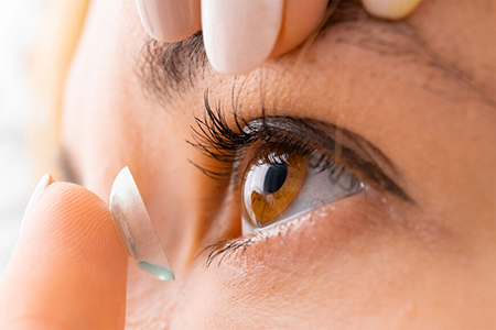 Científicos chinos desarrollan lentes de contacto que permiten ver en la oscuridad con nanopartículas que captan luz infrarroja. El avance funciona incluso con los ojos cerrados y sin baterías.