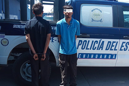 Dos sujetos, uno menor de edad, fueron detenidos en Nuevo Casas Grandes por tentativa de homicidio, posesión de droga y resistencia a la autoridad. Portaban un hacha y marihuana.