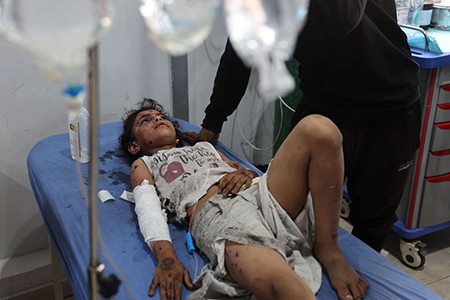 Netanyahu afirma que Israel tomará control de Gaza, pero permitirá ayuda humanitaria para evitar presión internacional. Bombardeos dejan 136 muertos en un día.