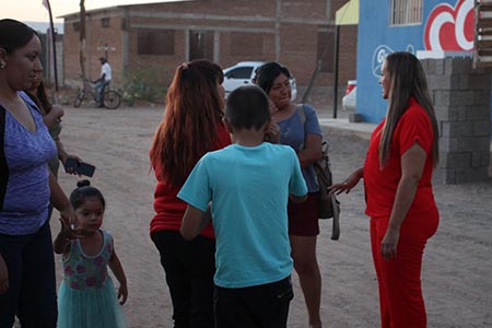 La alcaldesa Edith Escárcega visitó la colonia Miguel Ángel Escárcega donde anunció la construcción de una nueva primaria y soluciones inmediatas para el desabasto de agua potable.