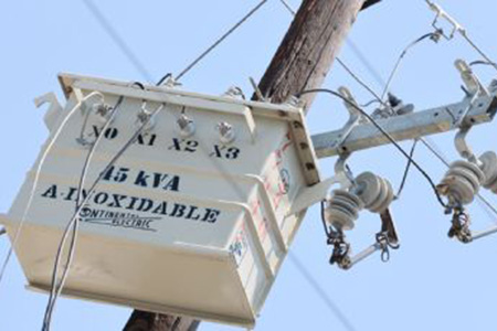 Habitantes del Ejido San Pedro, en Janos, Chihuahua, denuncian la falta de atención de la CFE ante las fallas en el suministro eléctrico.