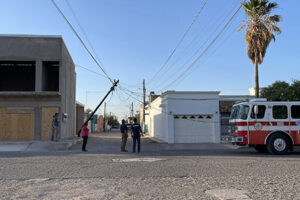 Bomberos y Protección Civil atendieron un poste de Telmex a punto de caer en Nuevo Casas Grandes. Los cables de fibra óptica estaban en riesgo. Telmex pospuso la reparación.