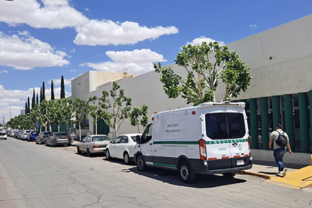 Un estudiante de 14 años sufrió una lesión en el brazo tras ser empujado por un compañero en una telesecundaria de Buena Fe, Chihuahua. La AEI investiga el caso mientras expertos piden reforzar medidas contra la violencia escolar.