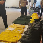 La DSPM de Chihuahua entregó equipo de protección a Protección Civil para brigadistas que combaten incendios forestales. Incluye cascos, guantes y botas especializadas.