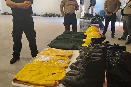 La DSPM de Chihuahua entregó equipo de protección a Protección Civil para brigadistas que combaten incendios forestales. Incluye cascos, guantes y botas especializadas.