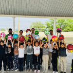 El presidente municipal de Galeana encabezó la entrega de balones y kits didácticos en instituciones educativas, fomentando la actividad física y el aprendizaje en la niñez.