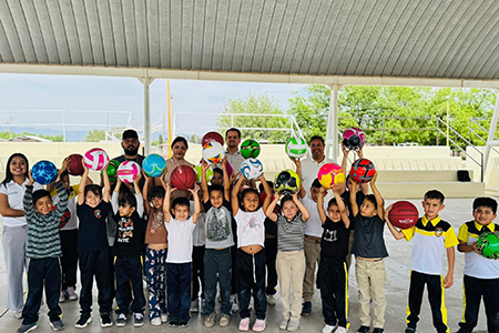El presidente municipal de Galeana encabezó la entrega de balones y kits didácticos en instituciones educativas, fomentando la actividad física y el aprendizaje en la niñez.