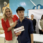 Jóvenes universitarios de Paquimé reciben tarjetas de becas federales del programa Jóvenes Escribiendo el Futuro, impulsado por el Gobierno de Claudia Sheinbaum.