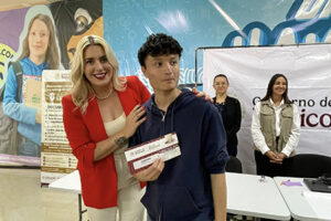Jóvenes universitarios de Paquimé reciben tarjetas de becas federales del programa Jóvenes Escribiendo el Futuro, impulsado por el Gobierno de Claudia Sheinbaum.