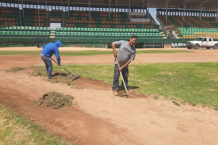 Servicios Públicos de NCG rehabilitó el estadio Luis Cobos con nuevas luminarias, limpieza y mejora de campo para el arranque del Estatal. Faraones se enfrentarán a Delicias.